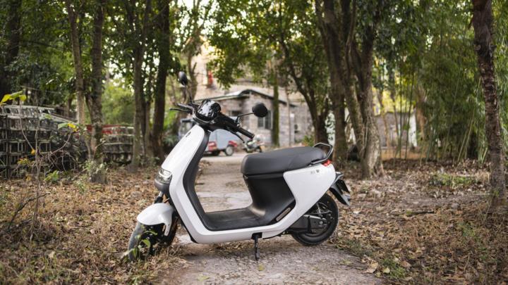 大灯炫酷有型,九号e100大灯效果