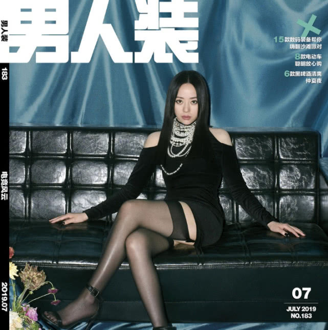 张靓颖黑色高开叉长裙,36岁张靓颖大红色造型独特魅力