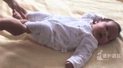 新生儿宝宝肚子胀气怎么做排气操,新生儿哭闹胀气排气妙招0-1个月