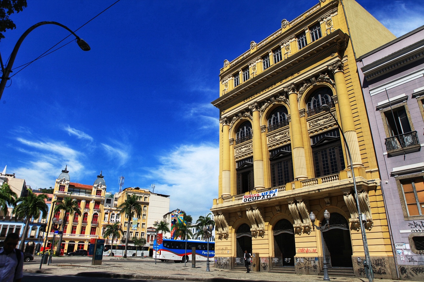 娱乐至死的里约不止狂欢节，怪教堂250彩梯比基尼足球，亮眼