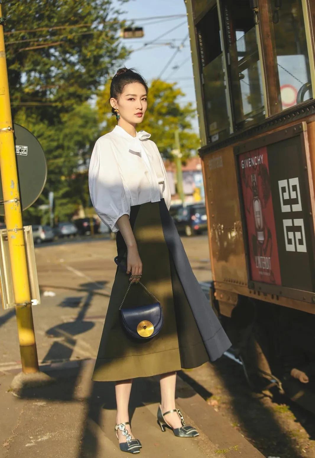 周雨彤的穿搭白衬衫,周雨彤刘雯钟楚曦