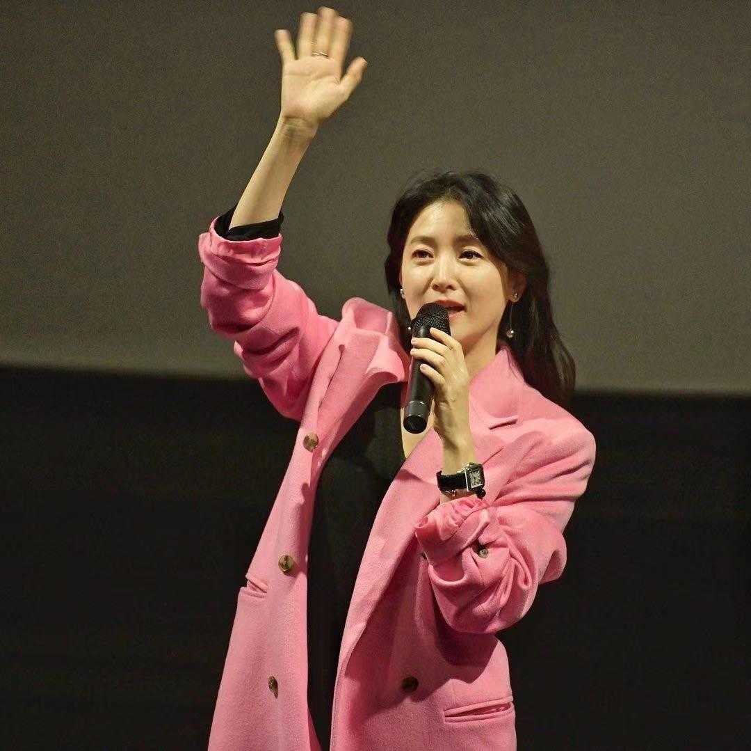 李英爱最近出席活动穿着打扮,李英爱穿花衬衫出席活动