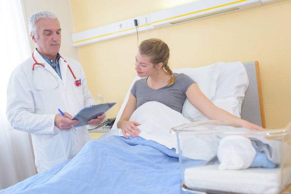 月经血颜色与动脉血的相同，若出现略微暗红色，也不必过于紧张