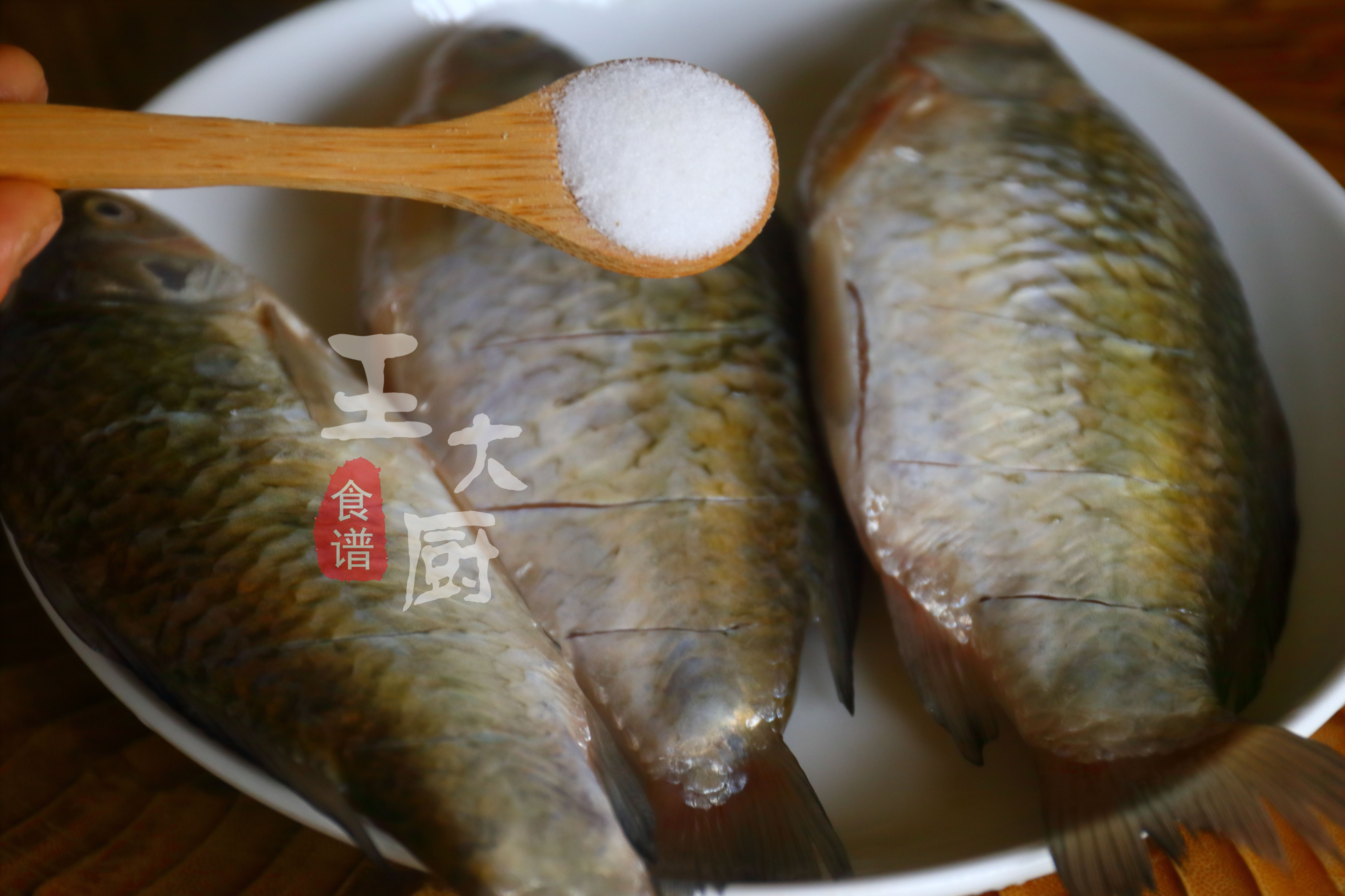 干烧小鲫鱼怎么做好吃视频教程,干烧鲫鱼和红烧鲫鱼哪个更好吃