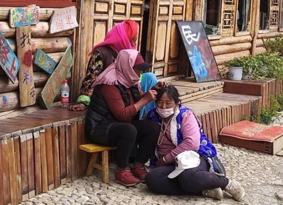 几十年前的农村几乎身上都有虱子,30年前的农村几乎人人都有虱子