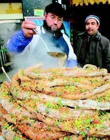 大叔美食创业卖“独一份”15元一碗，刚出摊被哄抢，来晚吃不到