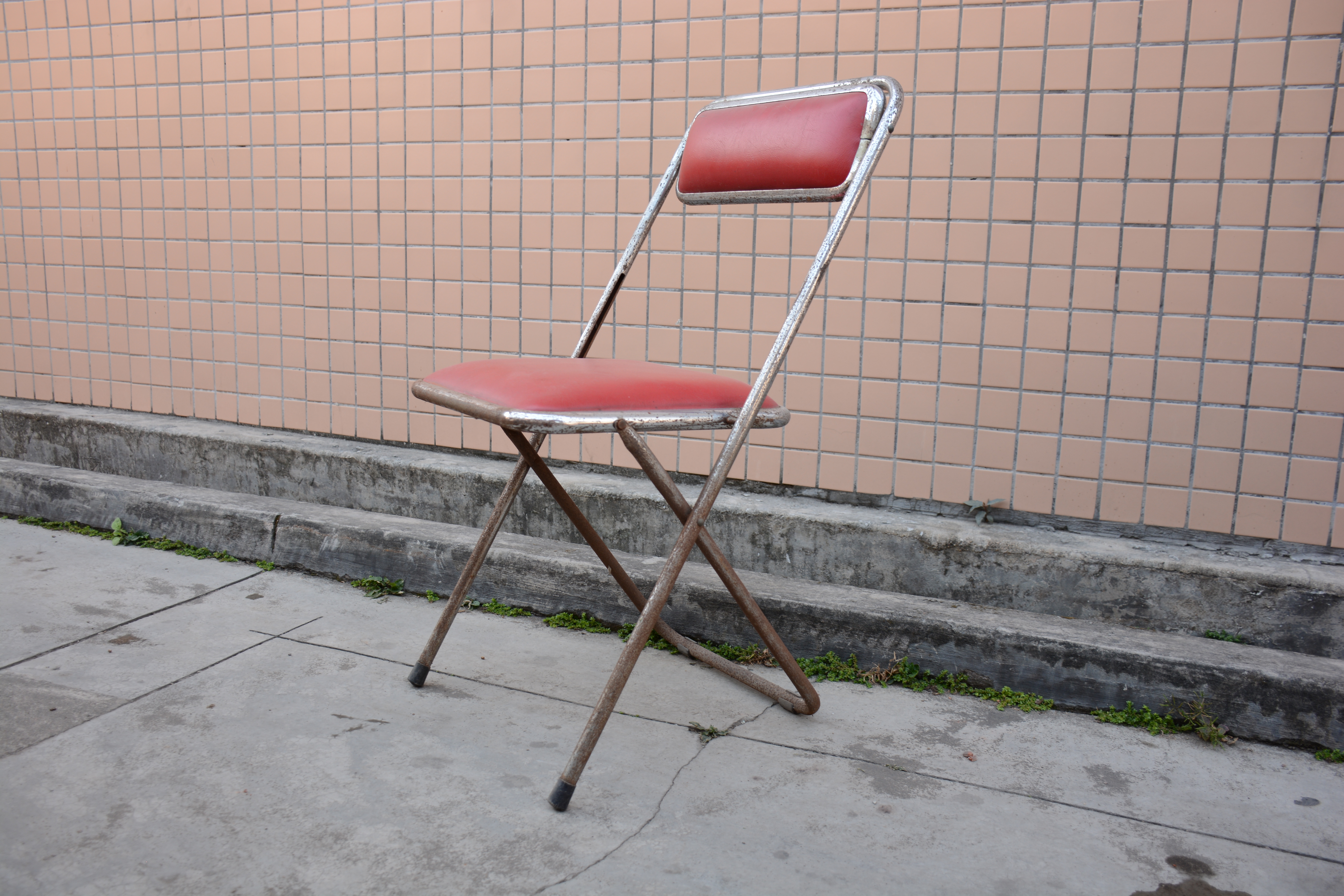 金属家具掉漆生锈不用扔,用自喷漆来解决这些困扰