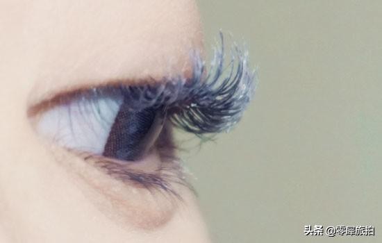 化妆初学者刷睫毛教程,新手怎么用睫毛夹睫毛好看呢