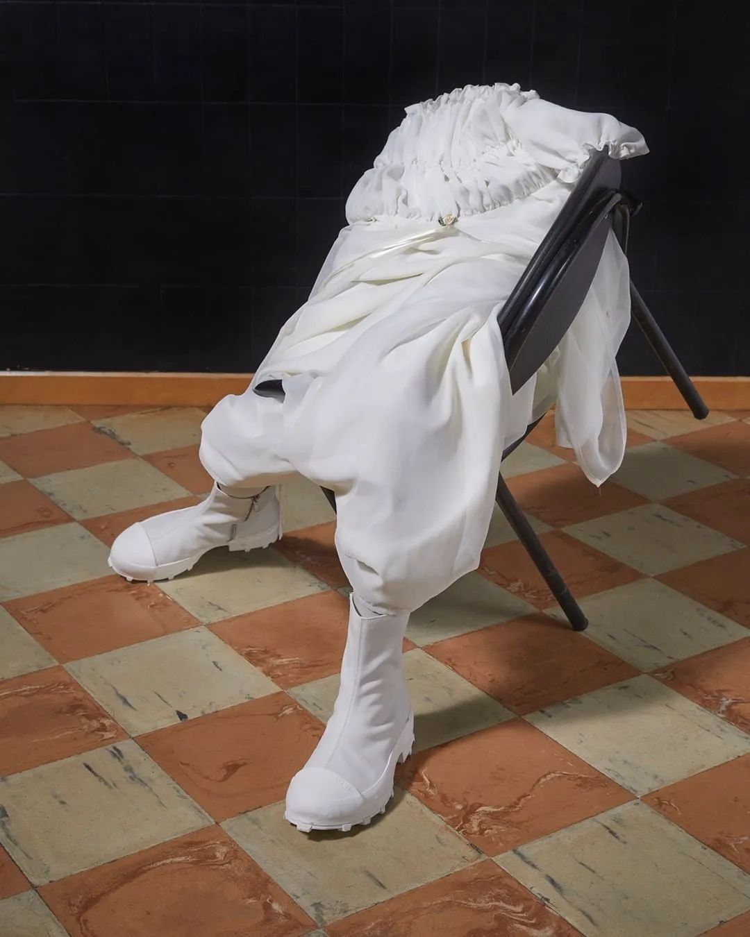 有买鞋焦虑的人看看它，让你的脚趾头也能穿上「极简」和「先锋」