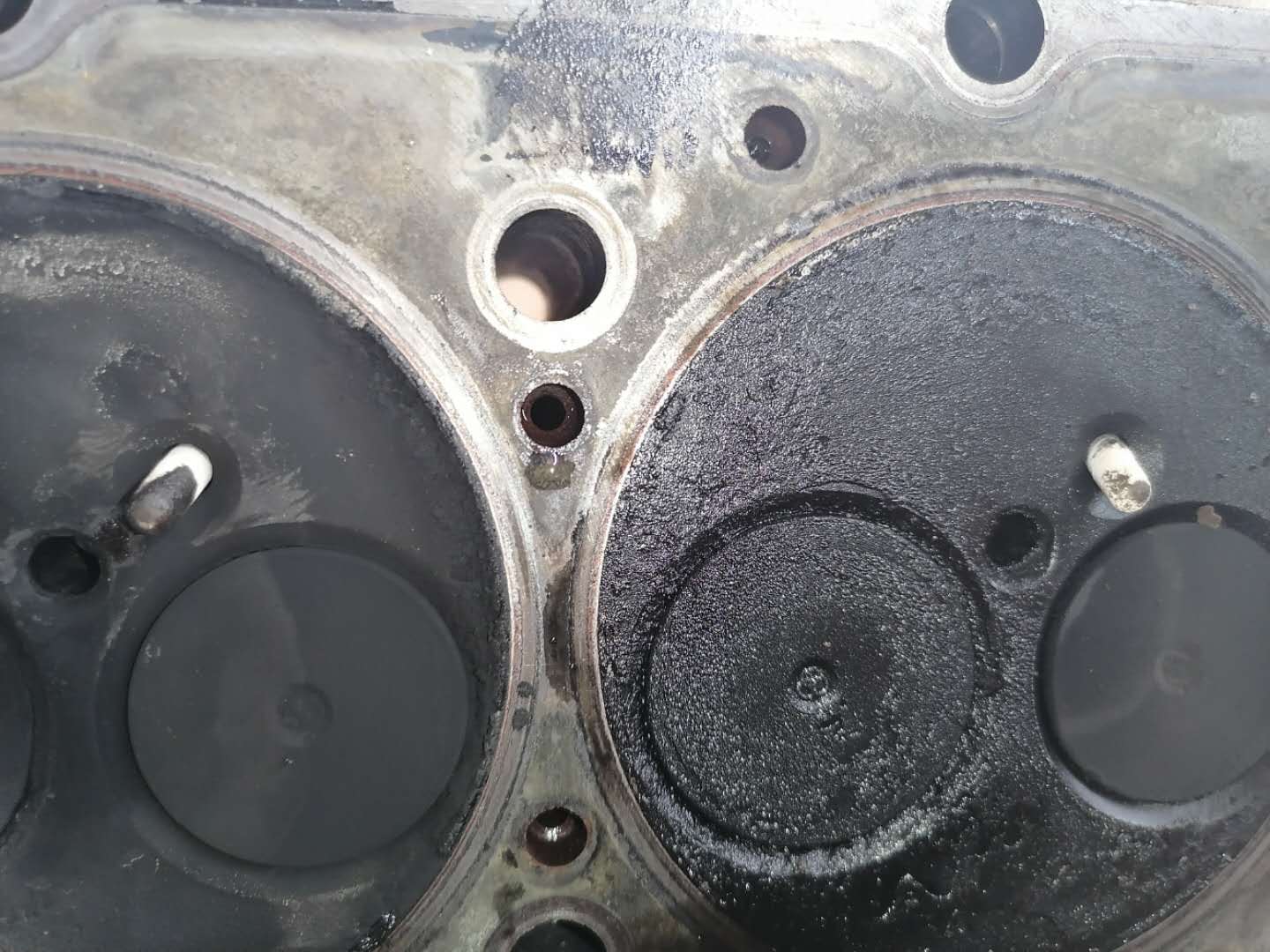 才跑4万公里货车烧机油怎么回事,发动机烧机油活塞发黑