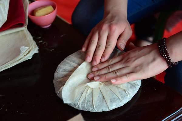 普洱茶熟茶压制方法是什么,普洱生茶紧压茶的正确打开方式