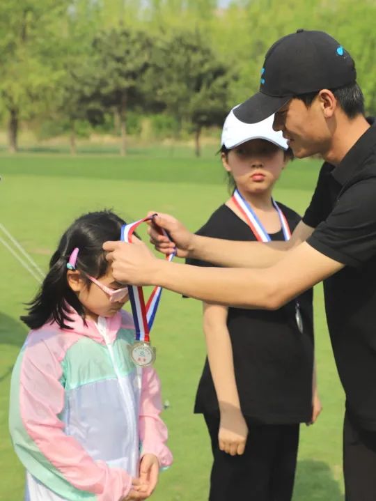 南瓜田冬令营,儿童参加山地自行车越野赛