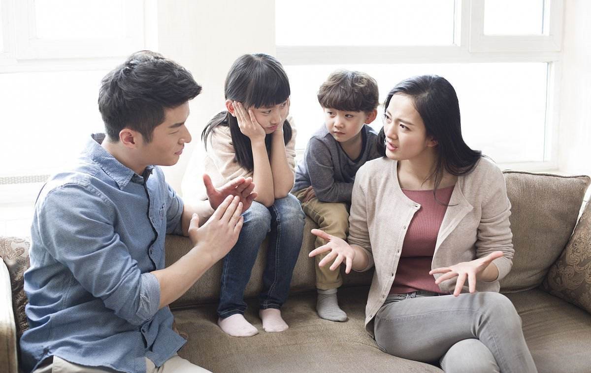 亲子之间吵架孩子怎么办,教育孩子的夫妻吵架怎么解决