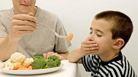 孩子嘴唇溃烂脱皮是怎么回事,口角裂开嘴唇脱皮