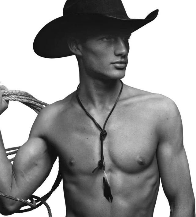 把裤子穿在肚脐上面会怎么样,把裤子扎进腰里的穿搭