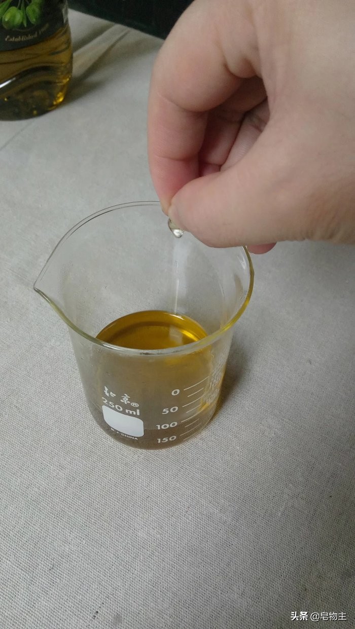 自制薄荷润唇膏简单教程,技能改变生活视频讲解