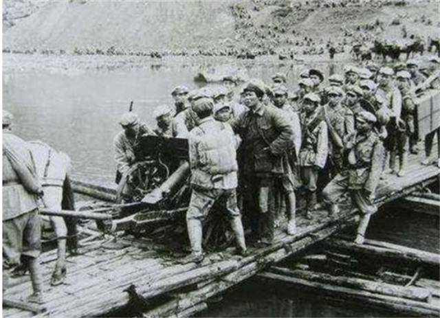 *世友许**听闻军中来了位高手,欲切磋武功,*飚耿**:你不是我的对手