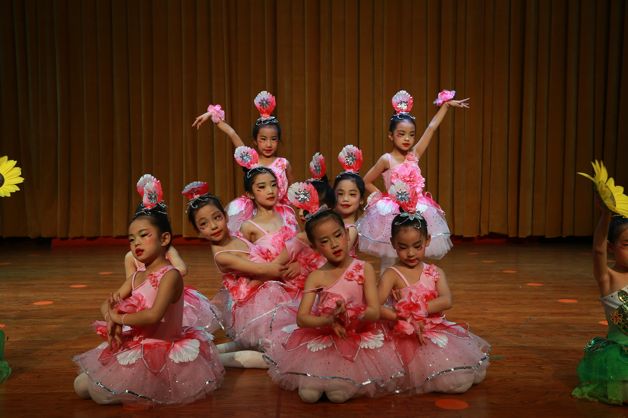 金鸡艺术《舞动人生梦想起航》专场晚会在青少年活动中心演出