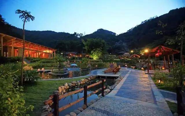 「冬来临·醉温泉」新装怡情谷主楼高级房,早晚2餐+泡38个温泉池