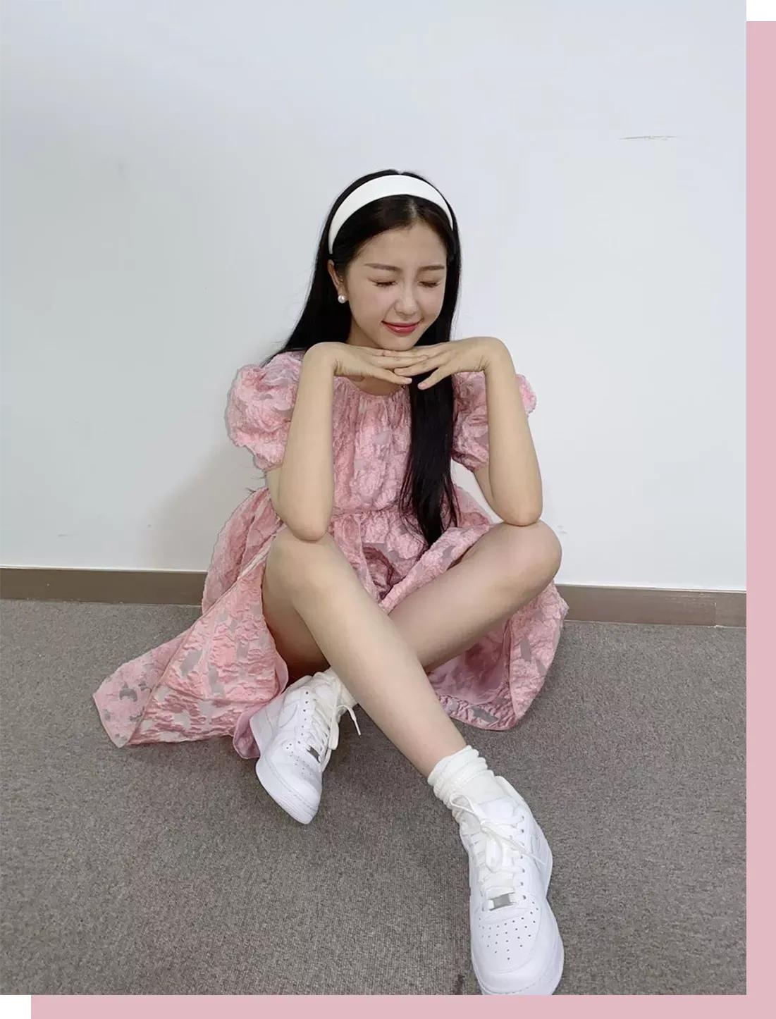 粉红色大衣配什么颜色打底衫好看,粉红色外套里面搭配什么颜色最好