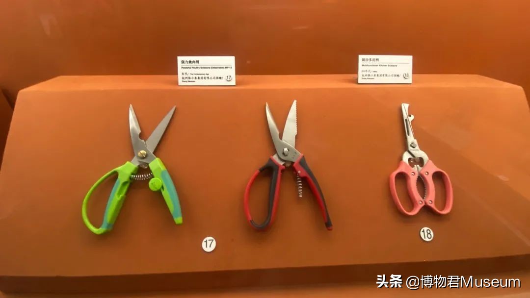 物开一刃为“刀”，两面*刃开**为“剑”，双刀相交为“剪”