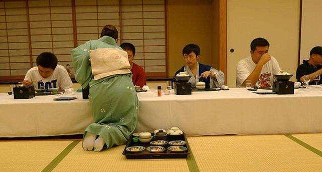 在日本进屋被要求拖鞋，中国游客：我脚臭熏人，日本人假装闻不到