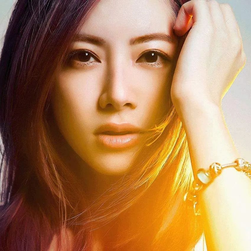 玉女歌手拒绝大佬*规则潜**背上巨额违约金！为还债走穴捞金无人识