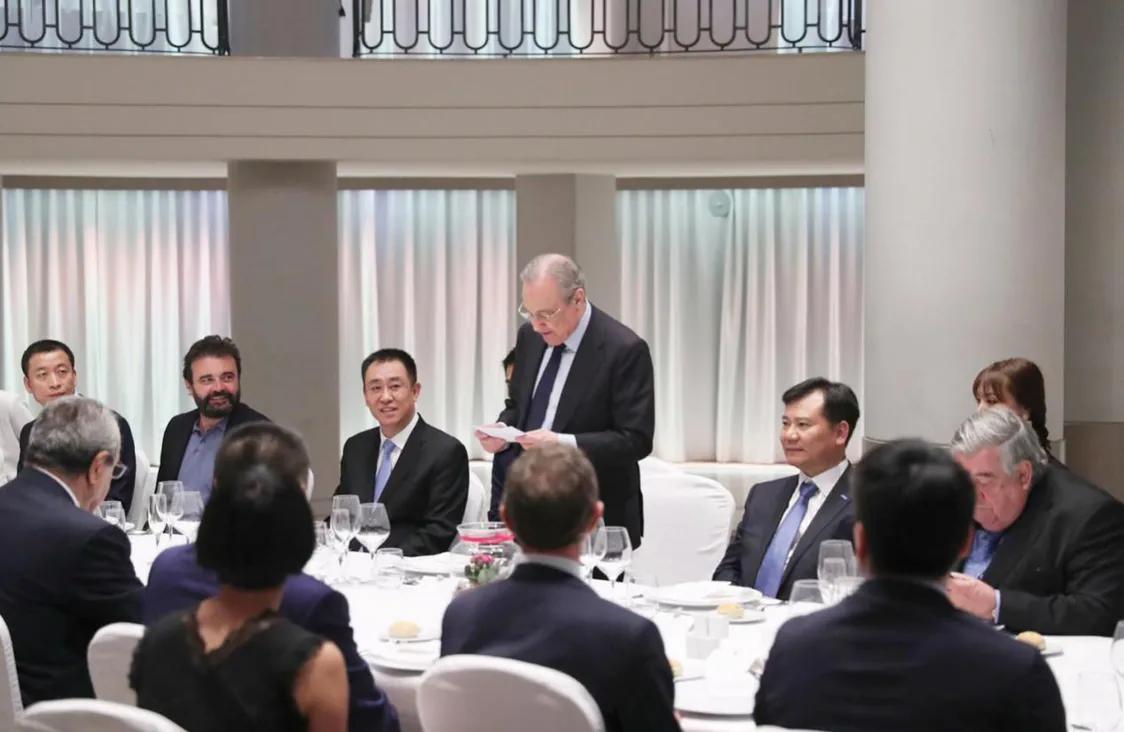 许家印马德里探班青训小球员,许家印讲恒大足球目标