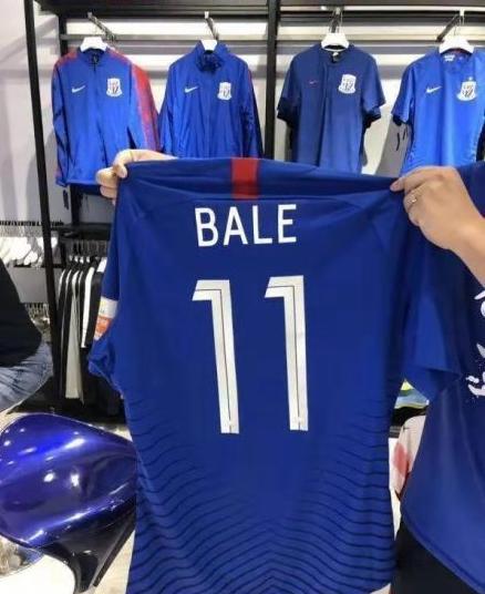 输的心服口服！申花球迷穿贝尔11号球衣提气恒大球迷喊申花加油