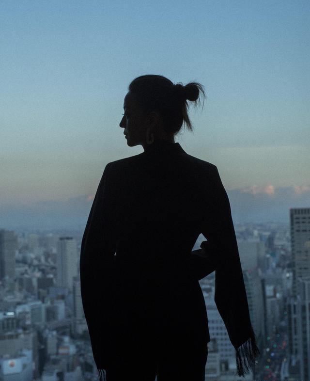 赵薇复古西装图,赵薇穿搭黑白西装