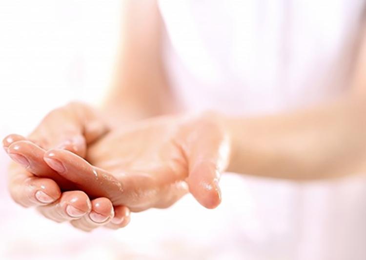 再年轻的脸也挡不住“奶奶”手，隐藏年龄的秘密，全靠这一只