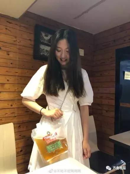 青岛袋装啤酒链条包成最新时尚单品！网友：好想拥有