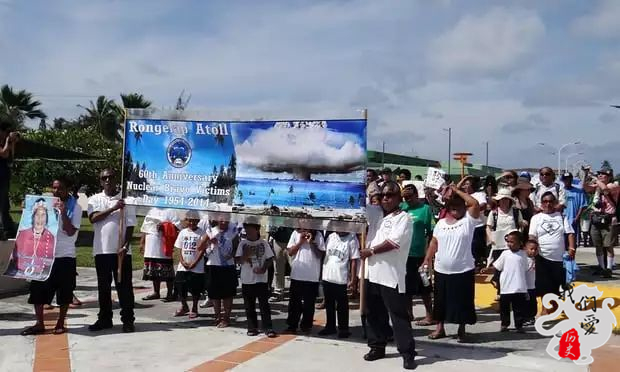 历史上的今天：一款惊艳全球的泳装，藏着美国一桩血腥罪恶