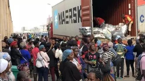 在非洲卖二手衣服到底有多暴利？一天赚25万，这些衣服都来源中国