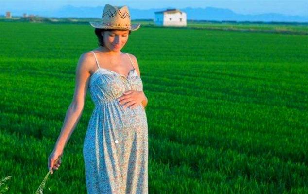 “国产最黑宝宝”火了，被爸爸贴月牙COS包青天，宝妈：我很无奈