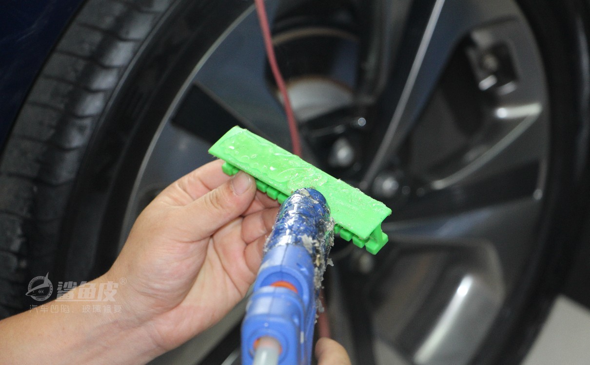 汽车门凹陷修复小窍门,郑州汽车无痕凹陷修复