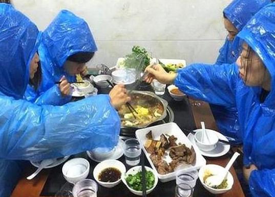 冬天吃火锅浑身臭味怎么办？聪明人都是穿雨衣吃，网友：学到了！