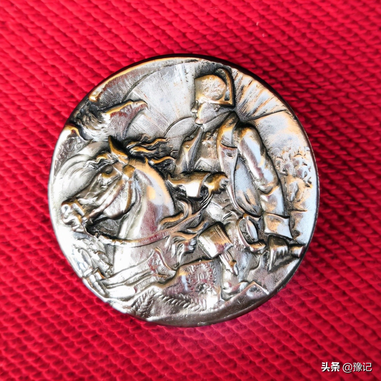 安阳出了个纽扣收藏家，三十公斤藏品藏着大世界|豫记