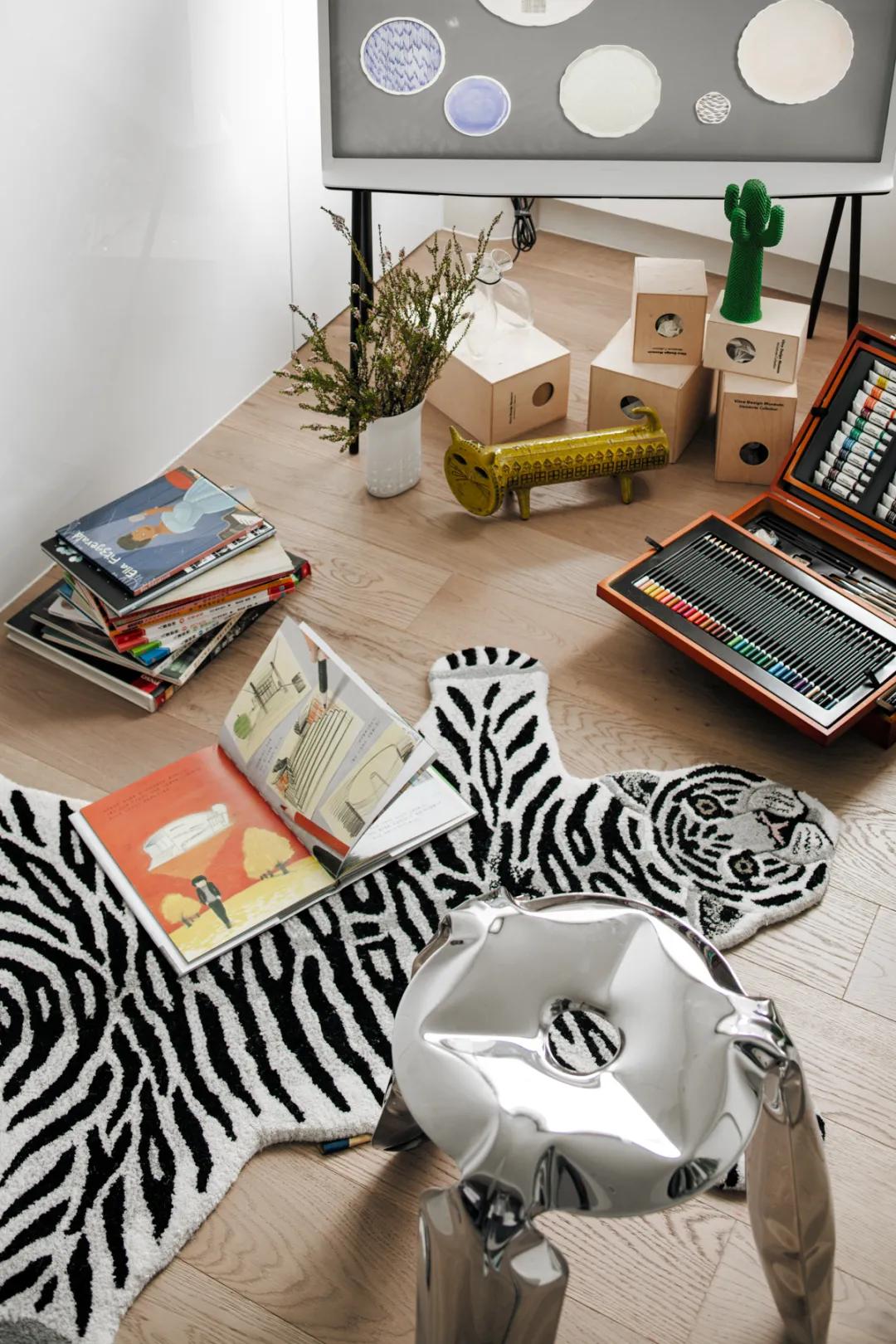 她从欧洲背回月球灯，“明明如月，何时可掇”，把家变成了艺术馆