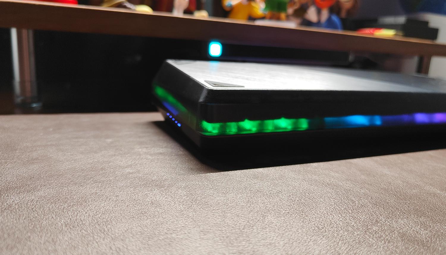 游戏宅的电脑桌面,游戏头戴式耳机rog棱镜s