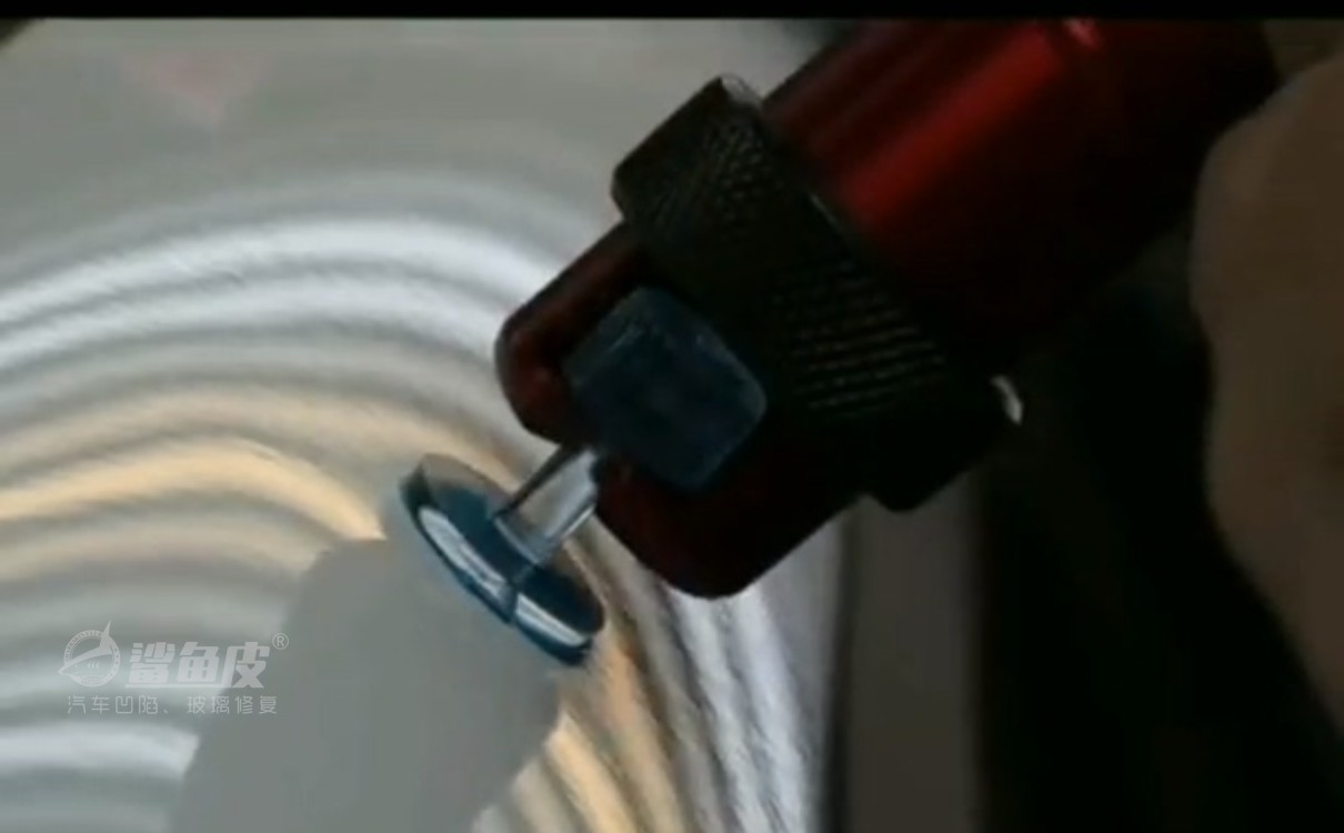 汽车a柱凹陷修复小窍门,运损车a柱有一个小坑