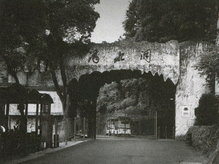 毛*东泽**水晶棺：工艺多高超？纯度99.9999%：要为后人瞻仰