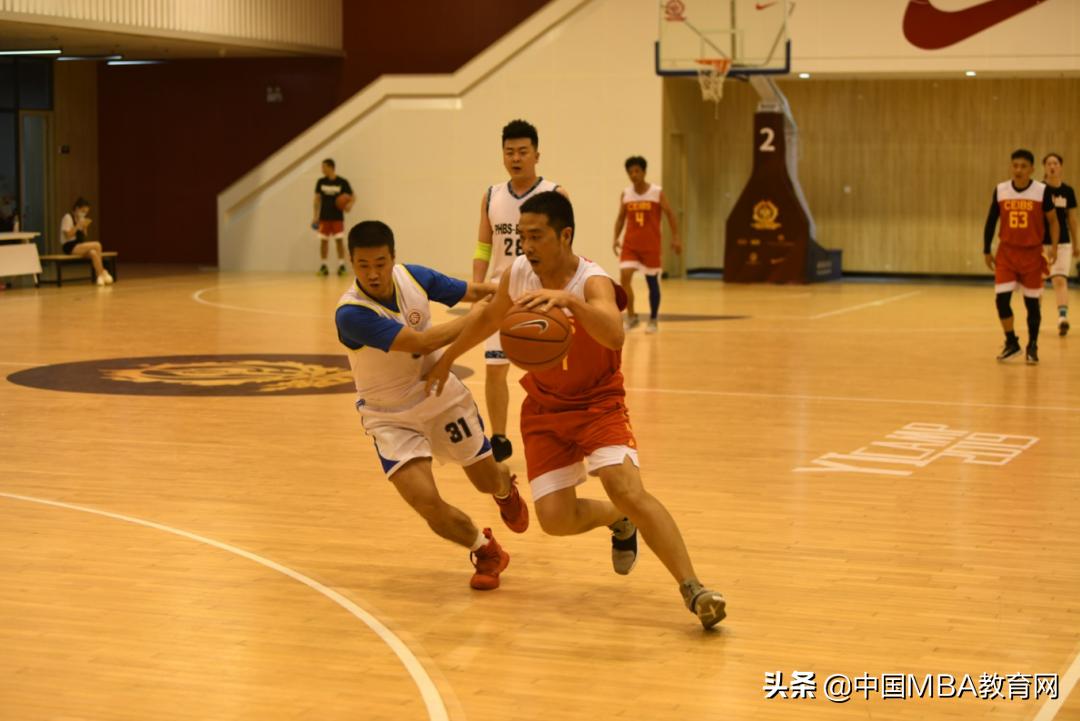 篮球友谊赛丨汇丰对阵中欧，一分险胜