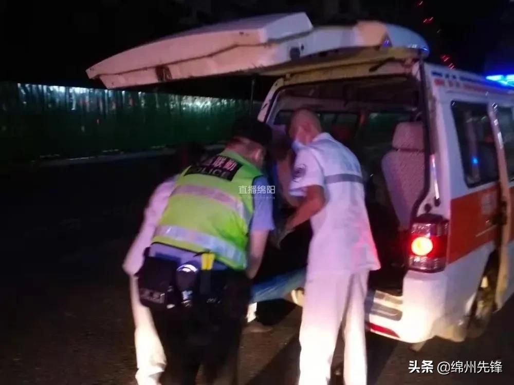 男子喝“麻”了睡大街民警喊都喊不醒……