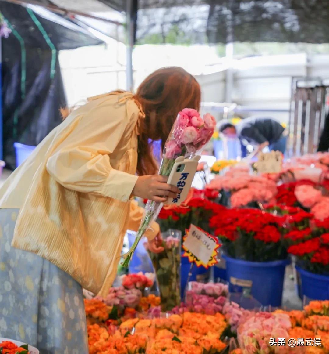 超便宜！成都铁轨下的花市5元买回一个春天！