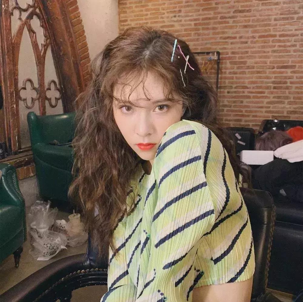 宋妍霏潮流主理人穿搭,王鹤棣桃花坞花衬衫走秀宋妍霏