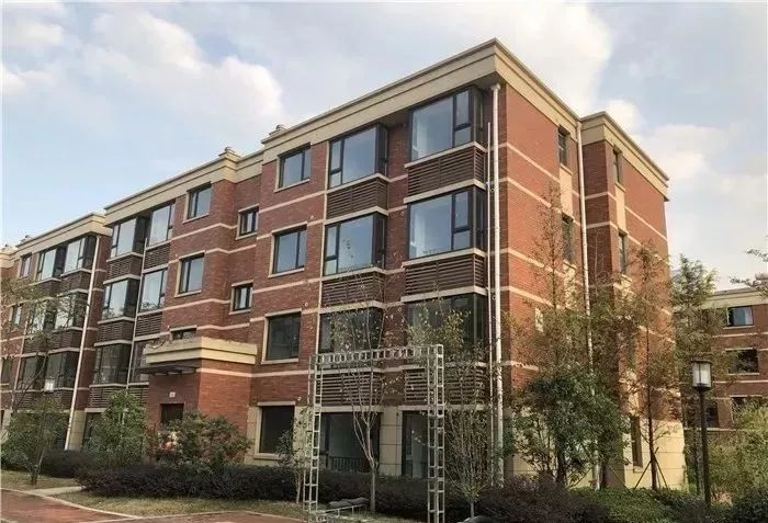 中签率0.7%!亚泰山语湖9000多人抢64套房!南京最难买的神盘……