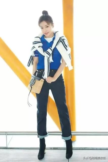 秦岚穿搭花少衬衫牛仔裤,秦岚闪耀的她穿搭棕色衬衫