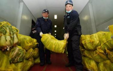 他们把20吨的物资一扔就走了，有些人不需要宣传，但我们记得他