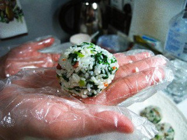 剩饭饭团做法家庭版,家里只有剩饭和鸡蛋怎么做饭团